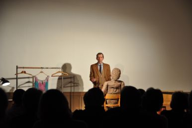 Michael Grunert mit "Schlachter-Tango" im Burgsaal der Wewelsburg